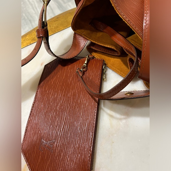 Louis Vuitton Vintage Tan Epi Leather Sac d'Epaule Bucket Shoulder Bag - Picture 13 of 16
